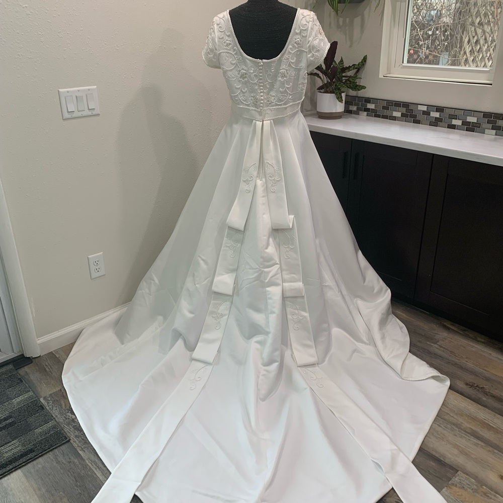 🚫SOLD🚫White Traditional Alfred Angelo Wedding Dress Size 16